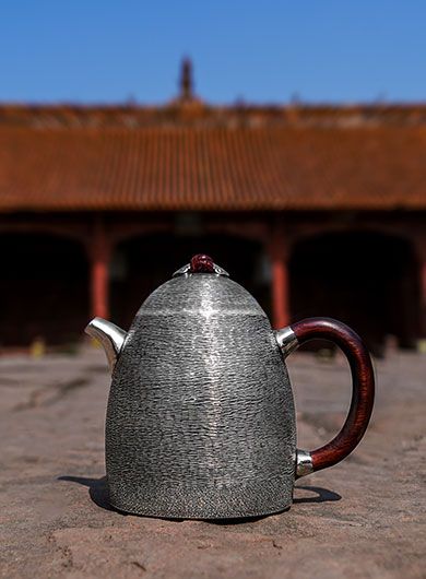 Grue de bon augure : théière artisanale en argent 7